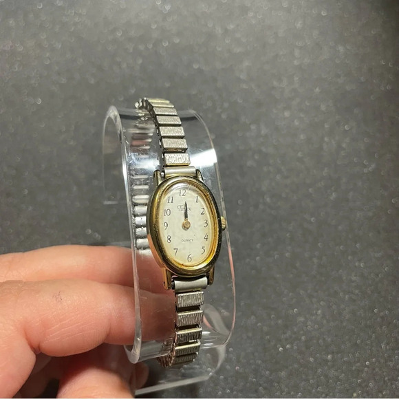 Timex Ladies Quartz Watch T82 Gold Tone Stretch Bracelet Working New Battery - Picture 2 of 7